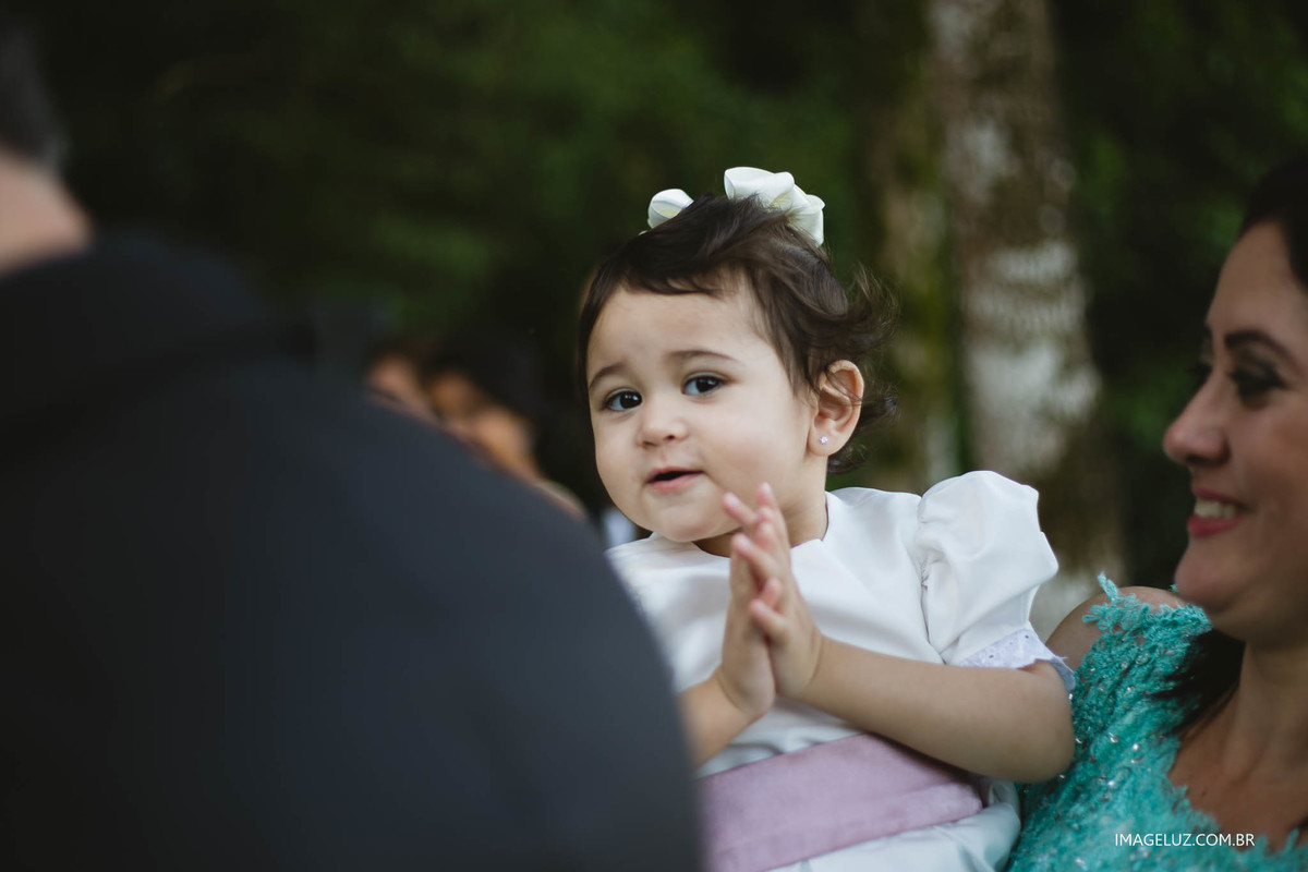 Criança batendo palma no casamento.