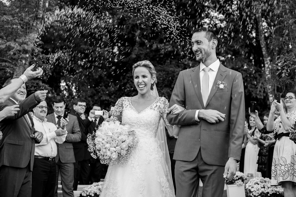 Saída dos noivos com chuva de arroz.