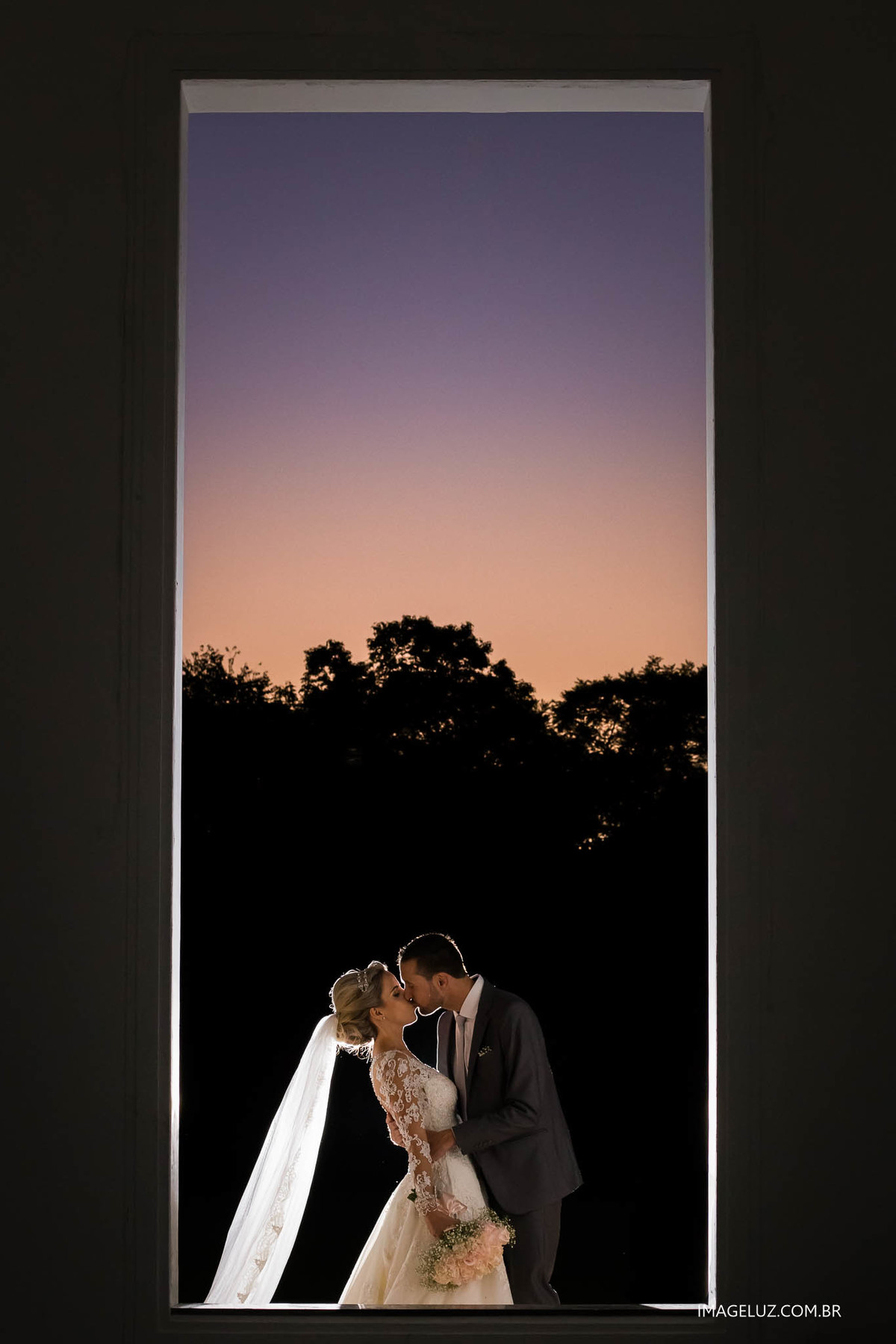 Fotografia ao por do sol, ensaio de noivos em cuiaba,