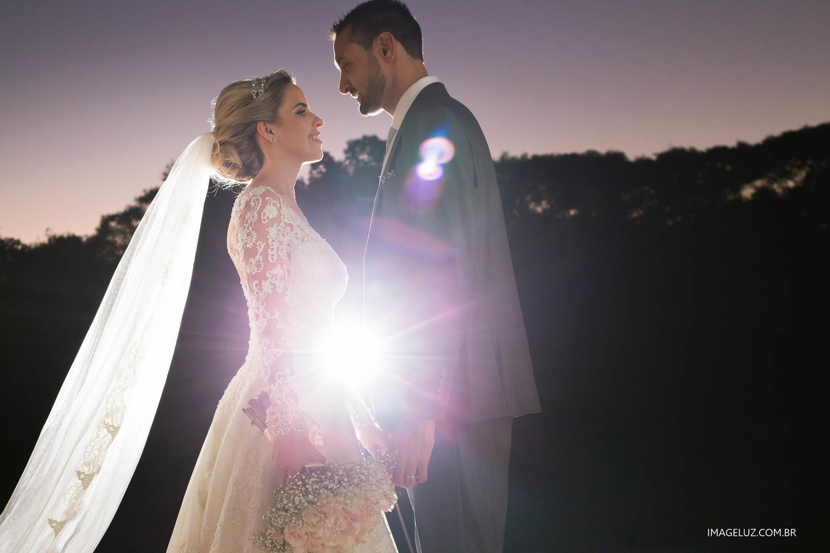 Noivos co um contra luz lindo do flash.