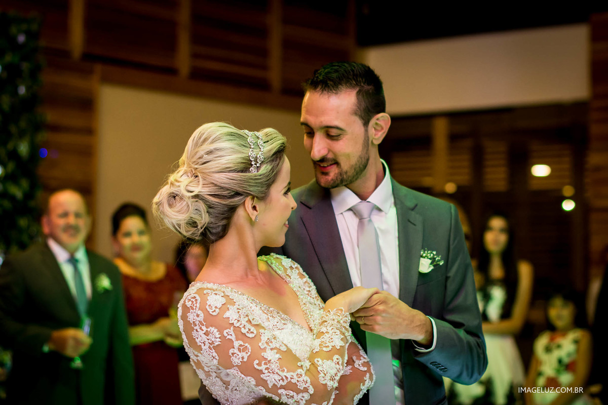 Dança romântica dos noivos na festa do casamento.