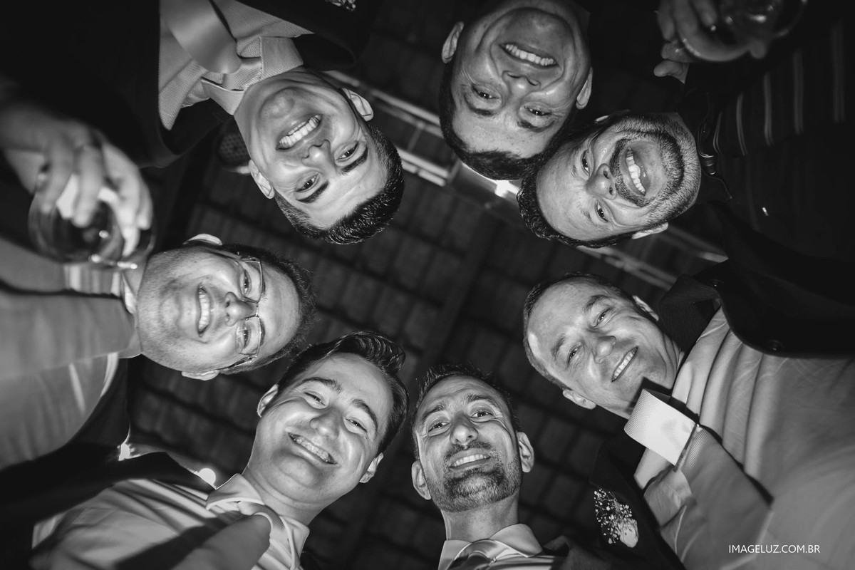 Fotografia dos padrinhos com os noivos.