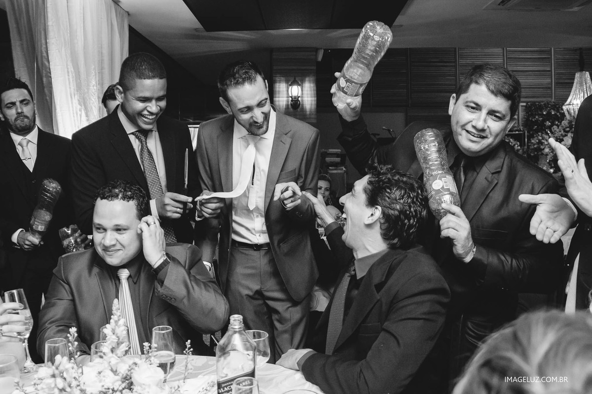 A diversão da hora da gravata, no casamento,