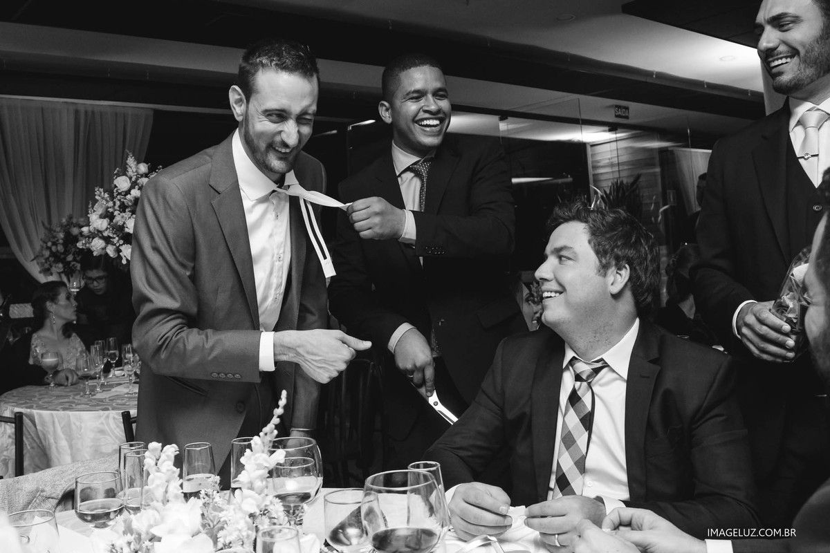 Hora da gravata é pura diversão.