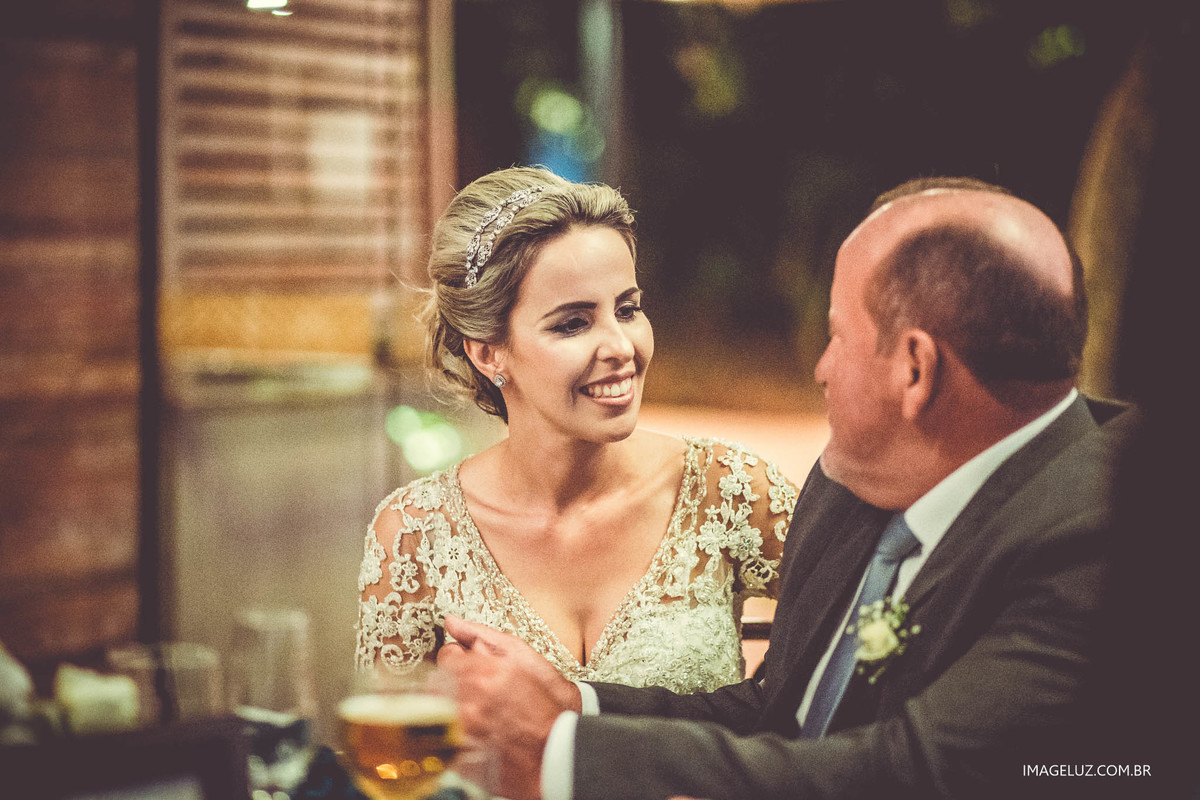 Noiva e sei pai. Na festa do seu casamento.