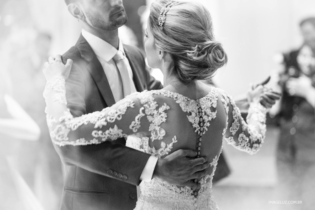 Detalhes do vestido na festa de casamento.