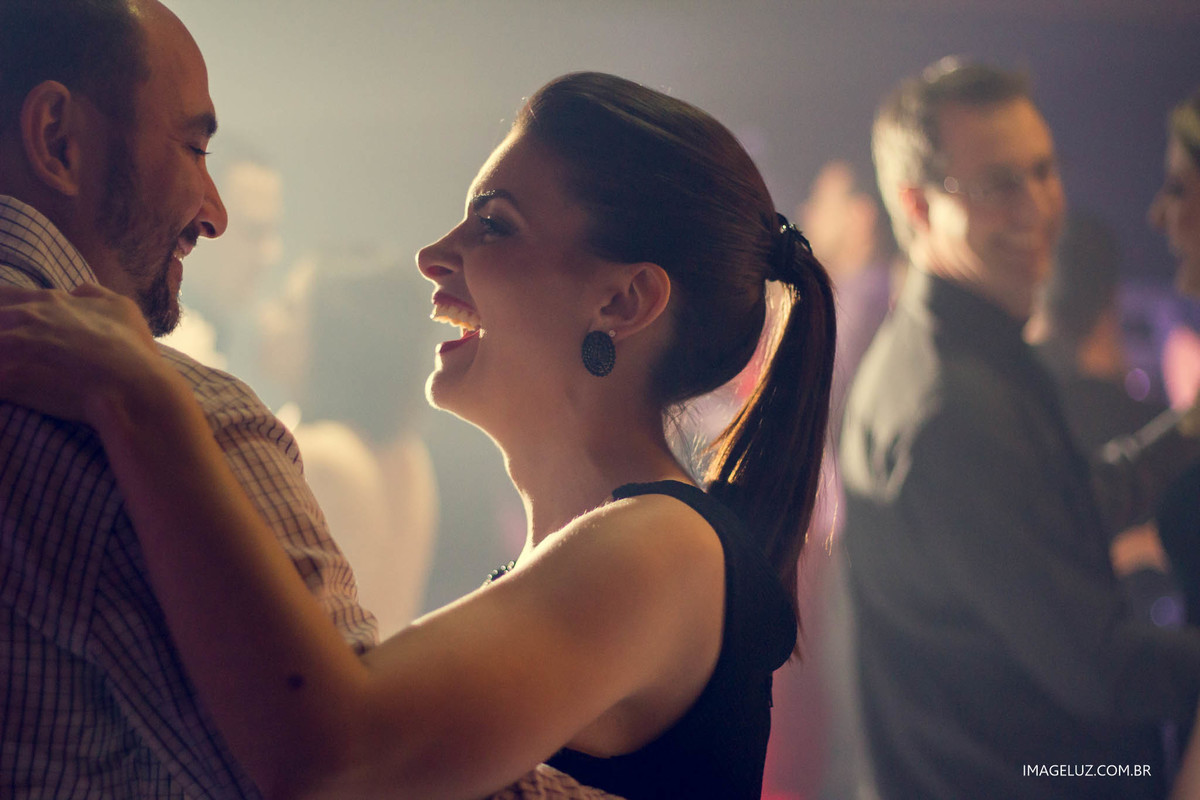 convidados de um casamento dançando.