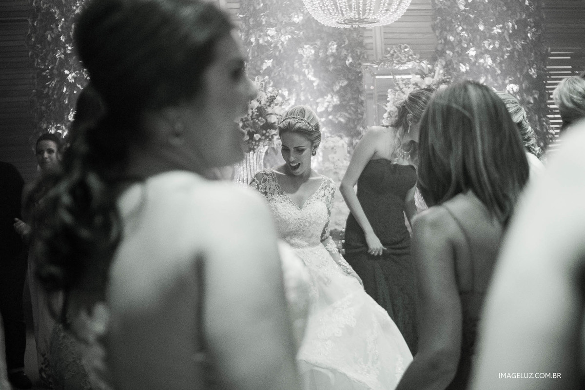 Todos estão dançando no casamento felizes da vida.