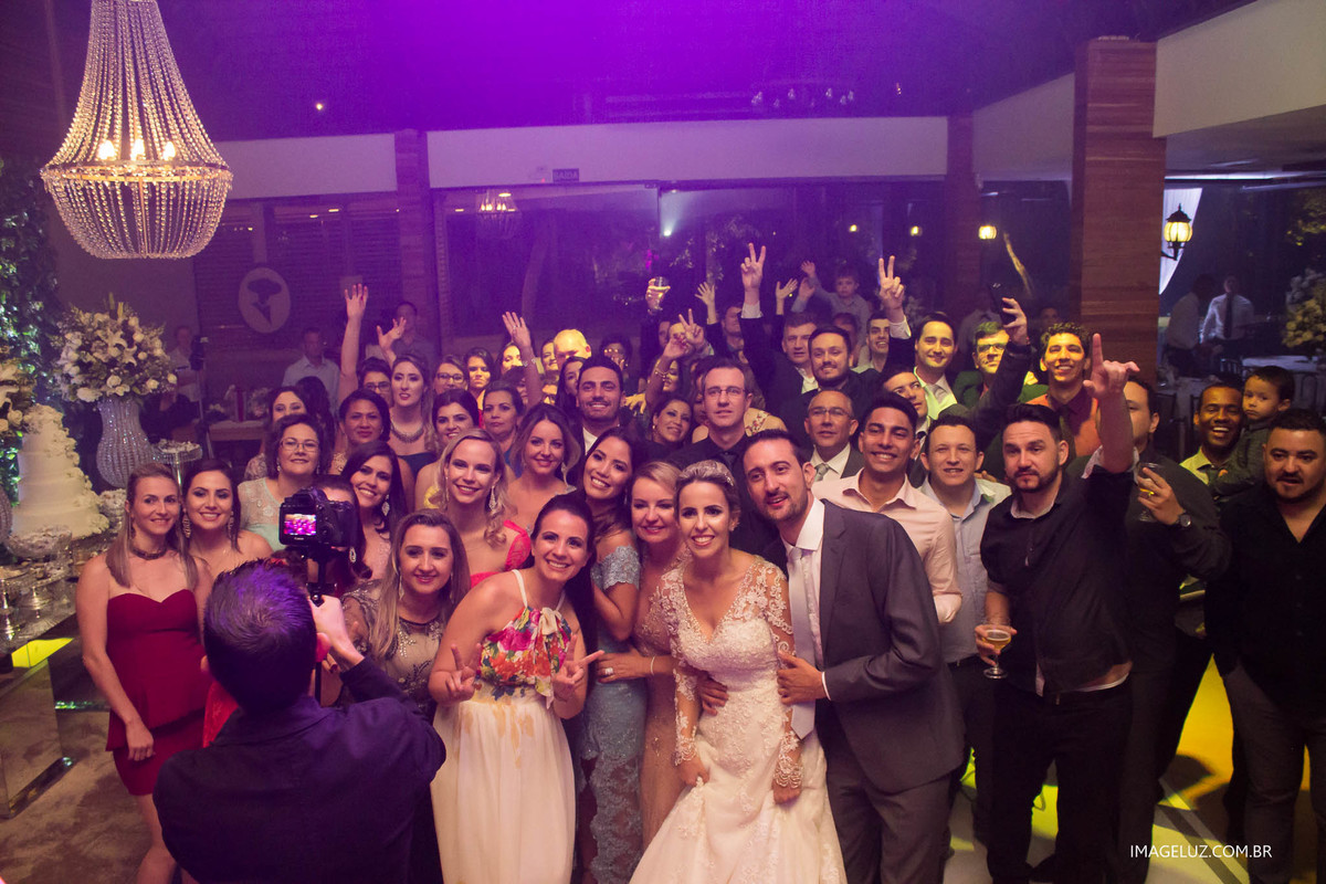 Foto da galera reunida na festa de casamento. fotografia de casamento em cuiabá,