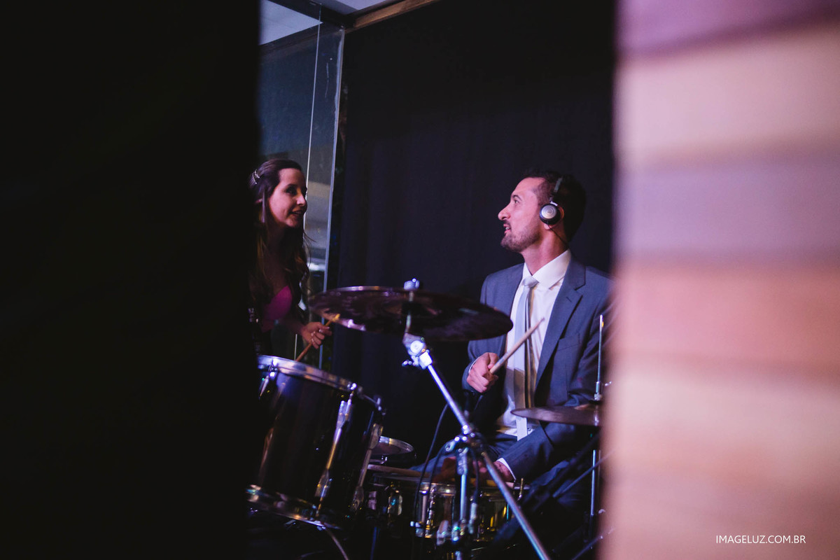 Noivo tocando bateria na festa de casamento.