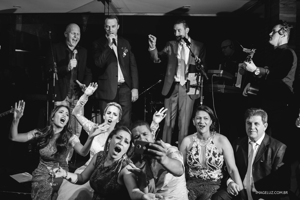 Noivo cantando em seu casamento.