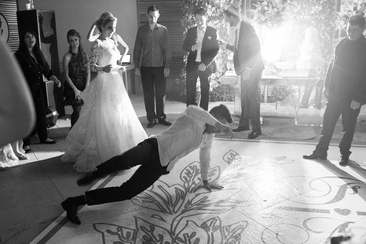 Convidados que dançam mesmo no casamento.