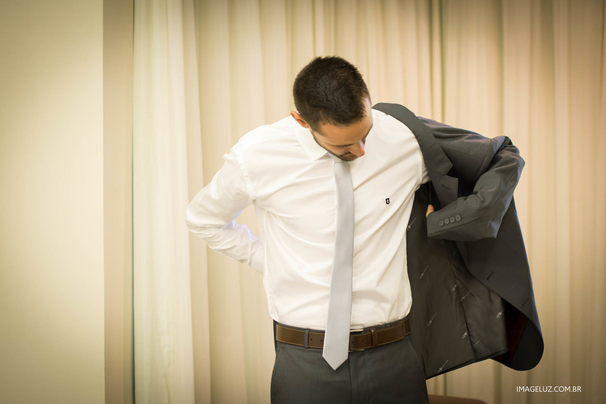 imageluz fotografias, noivo vestindo seu terno e preparando-se para casar em Foz do Iguaçu.