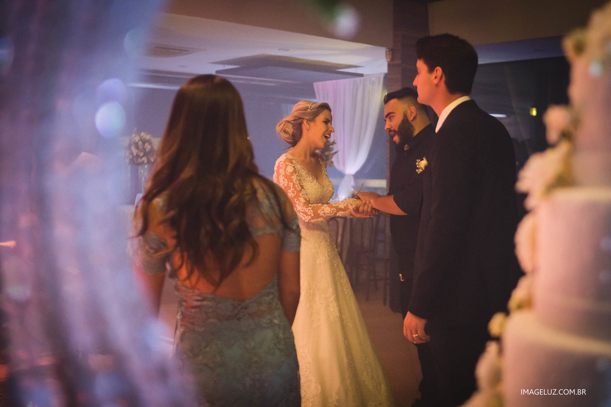 A noiva agradecendo nossa equipe pe lo trabalho, foi uma honra fotografar esse casamento, de um casal tão incrível.  
