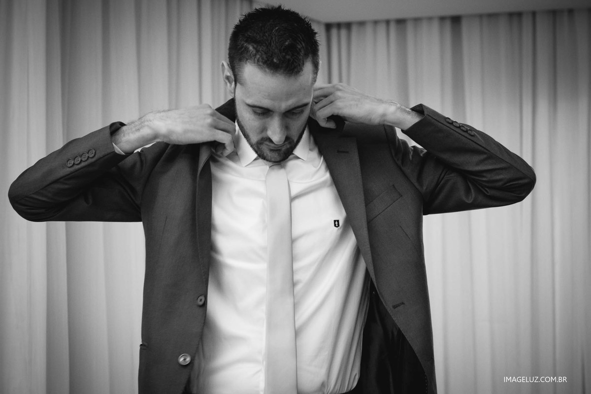 Momento da preparação para o grande dia, no making of do noivo! Fotografia de casamento em Cuiabá. 