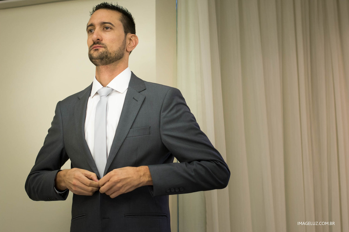 O terno é a veste mais importante do dia do casamento para o noivo, vale a pena investir.