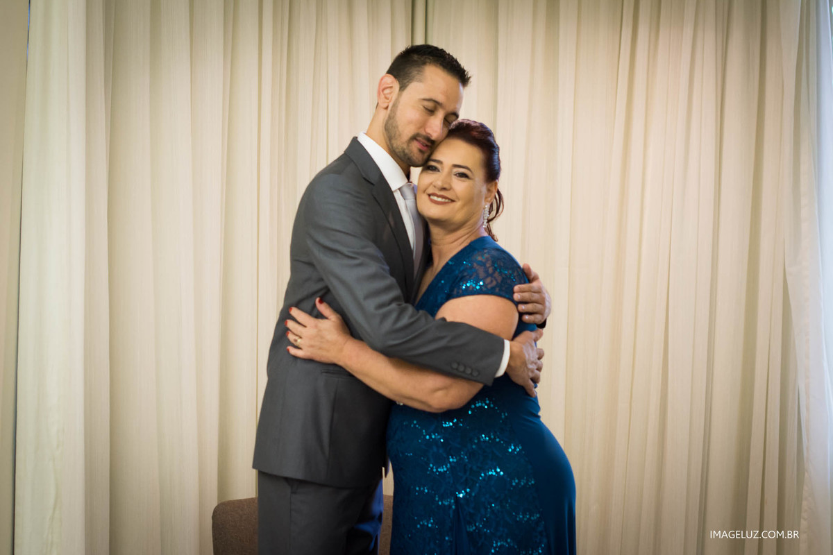 Um abraço apertado na mãe, e bora casar. Making of do Noivo, por Imageluz Fotografias