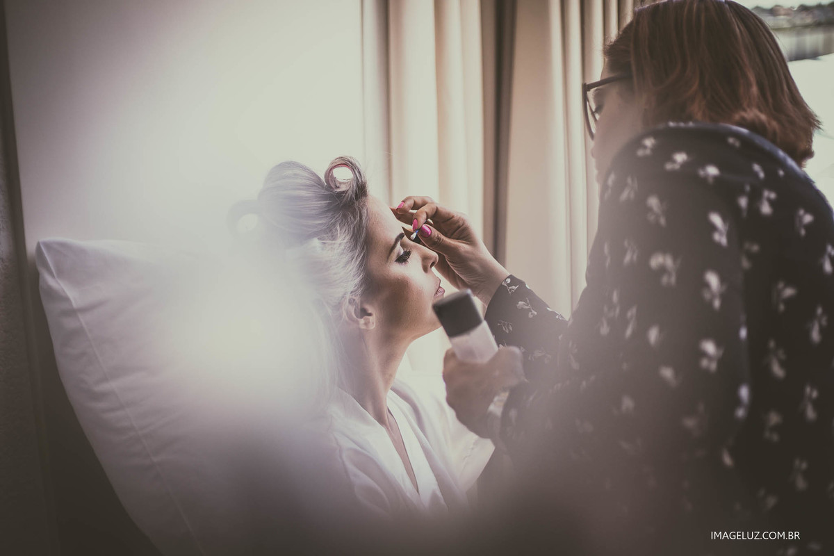 Os detalhes da linda maquiagem da noiva Fernanda, no seu making of.