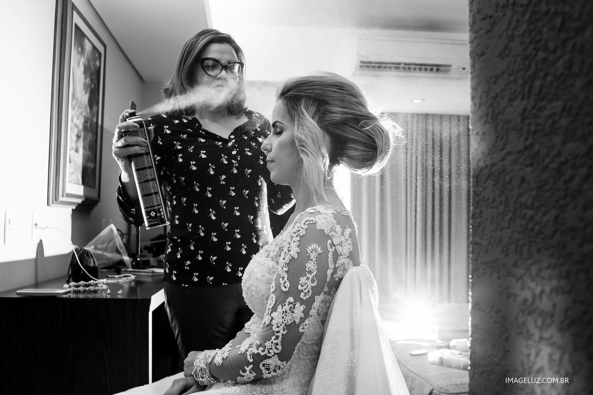 Aquela foto criativa dos detalhes do making of. Cabeleireira fazendo o penteado na noiva.