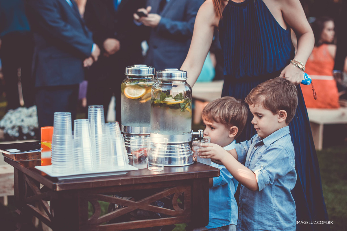 Crianças em um casamento.