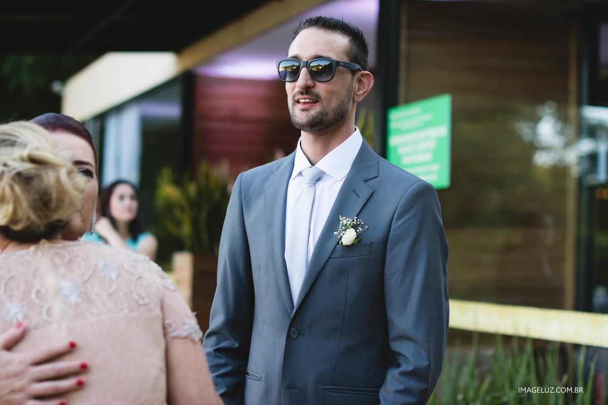 Noivo a espera da noiva em seu casamento.