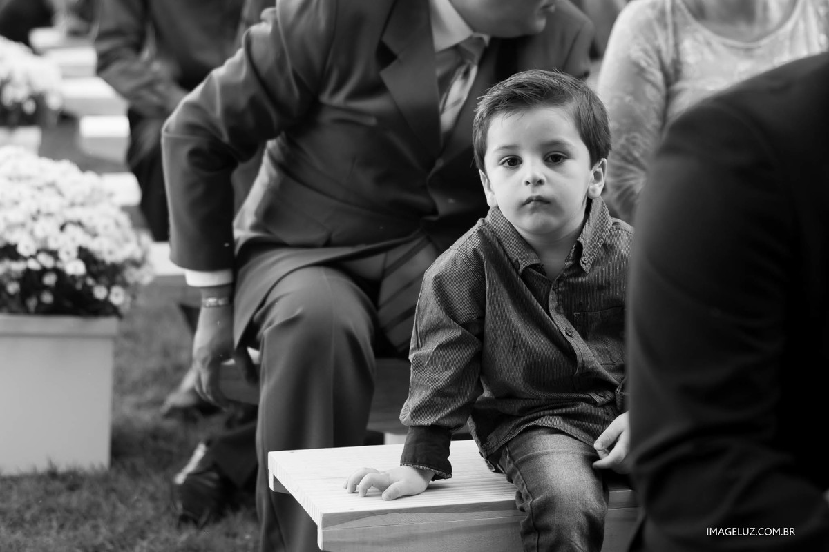 Detalhes para as crianças. A ansiedade do menino ao esperar pela cerimônia de casamento.