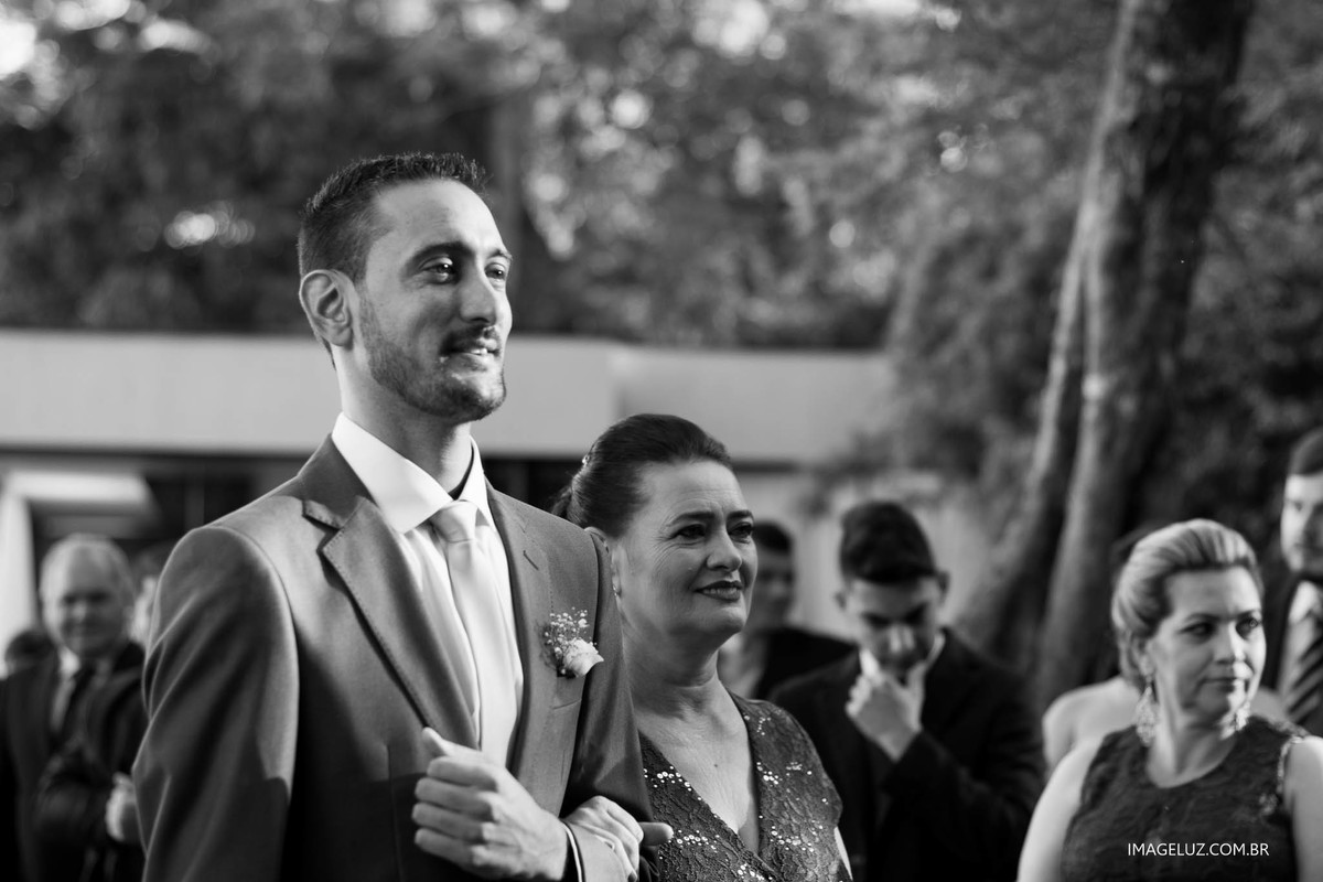 O sorriso do noivo ao entrar em seu casamento.