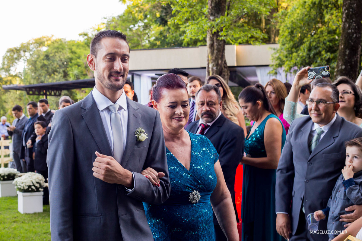 A felicidade do noivo ao entrar em seu casamento.