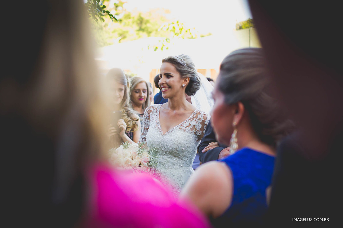 Detalhes de um casamento, A noiva sendo vista em meio aos convidados. #imageluz fotografias