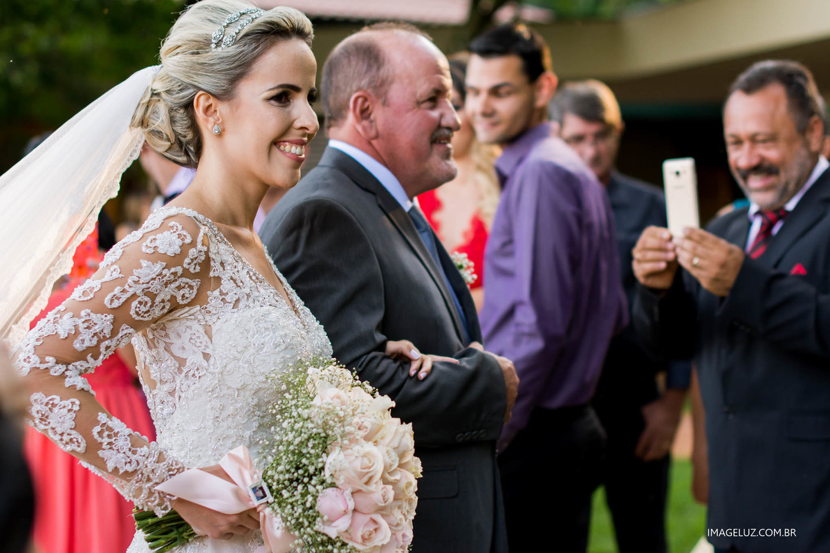 A chegada da noiva ao altar, sendo levada por seu pai. #fotografo em cuiaba