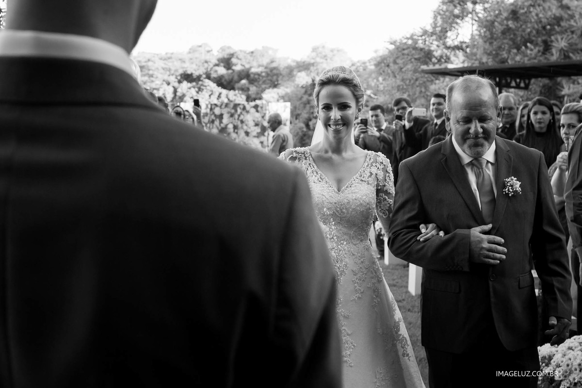 Noivo olhando sua noiva entrando pelo corredor,