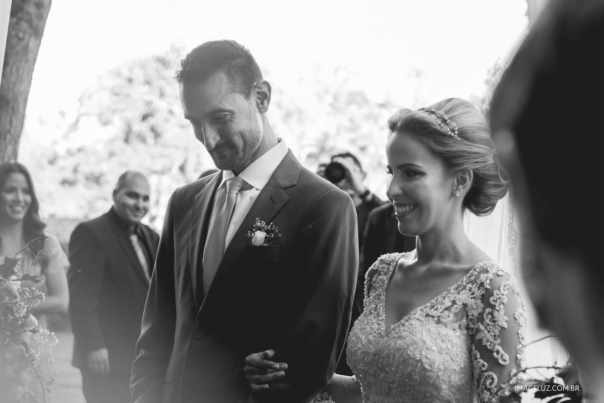 Noivos felizes em seu casamento.