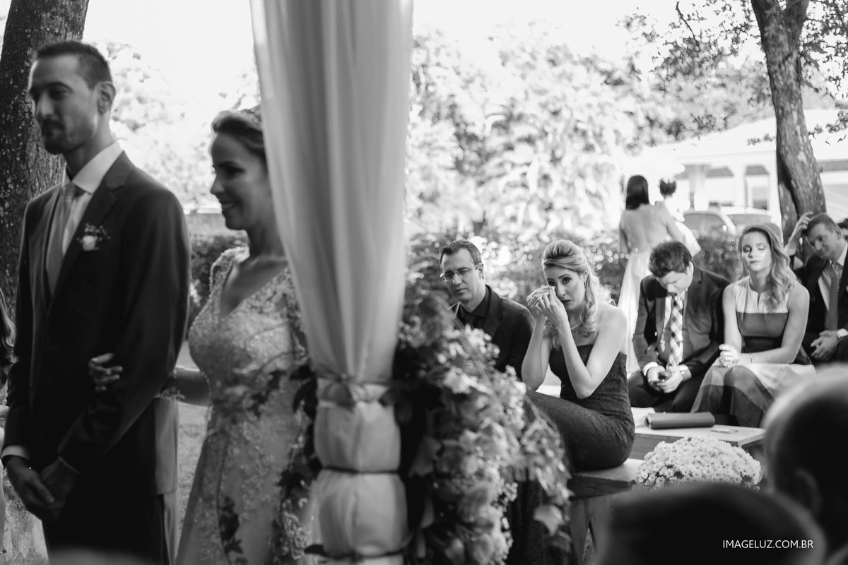 A emoção da irmã do noivo na cerimônia de casamento.