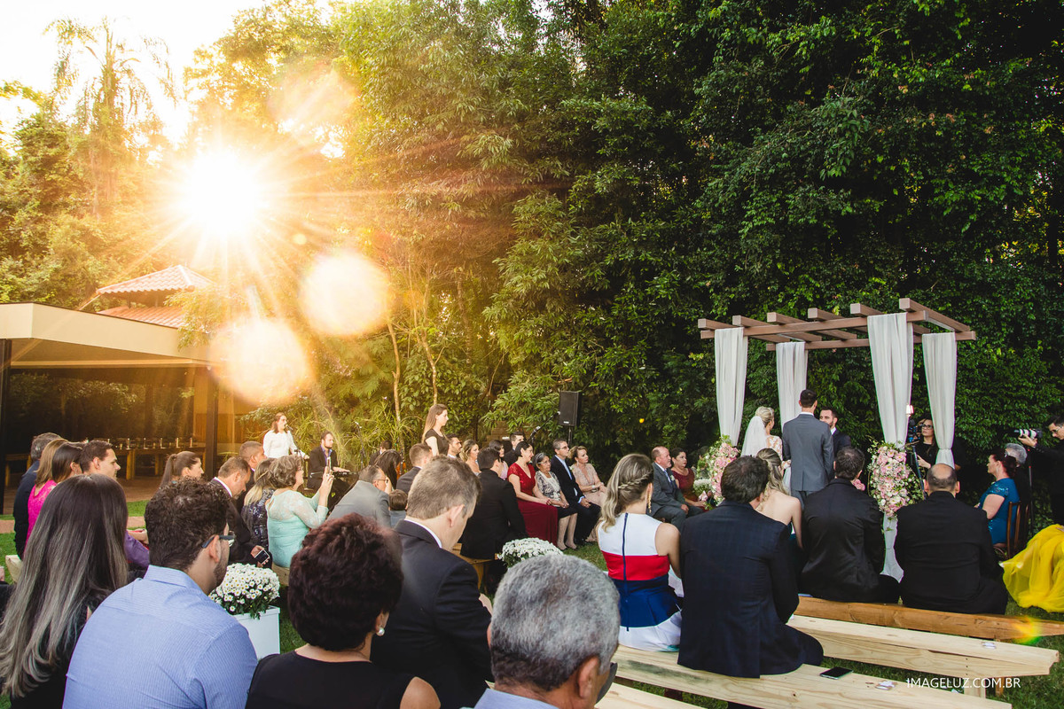Uma linda cerimônia de casamento, abençoada com um lindo por do sol. Fotografo de casamento em cuiaba