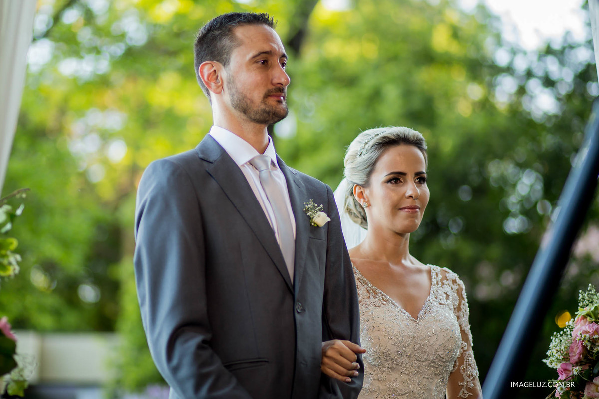 Noivos apaixonados em frente ao altar em seu casamento. 