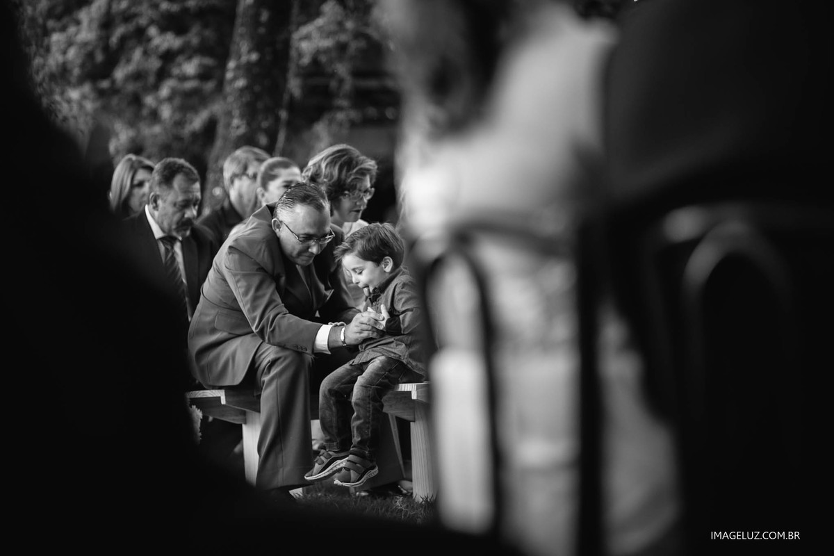 Menino brincando em um casamento.