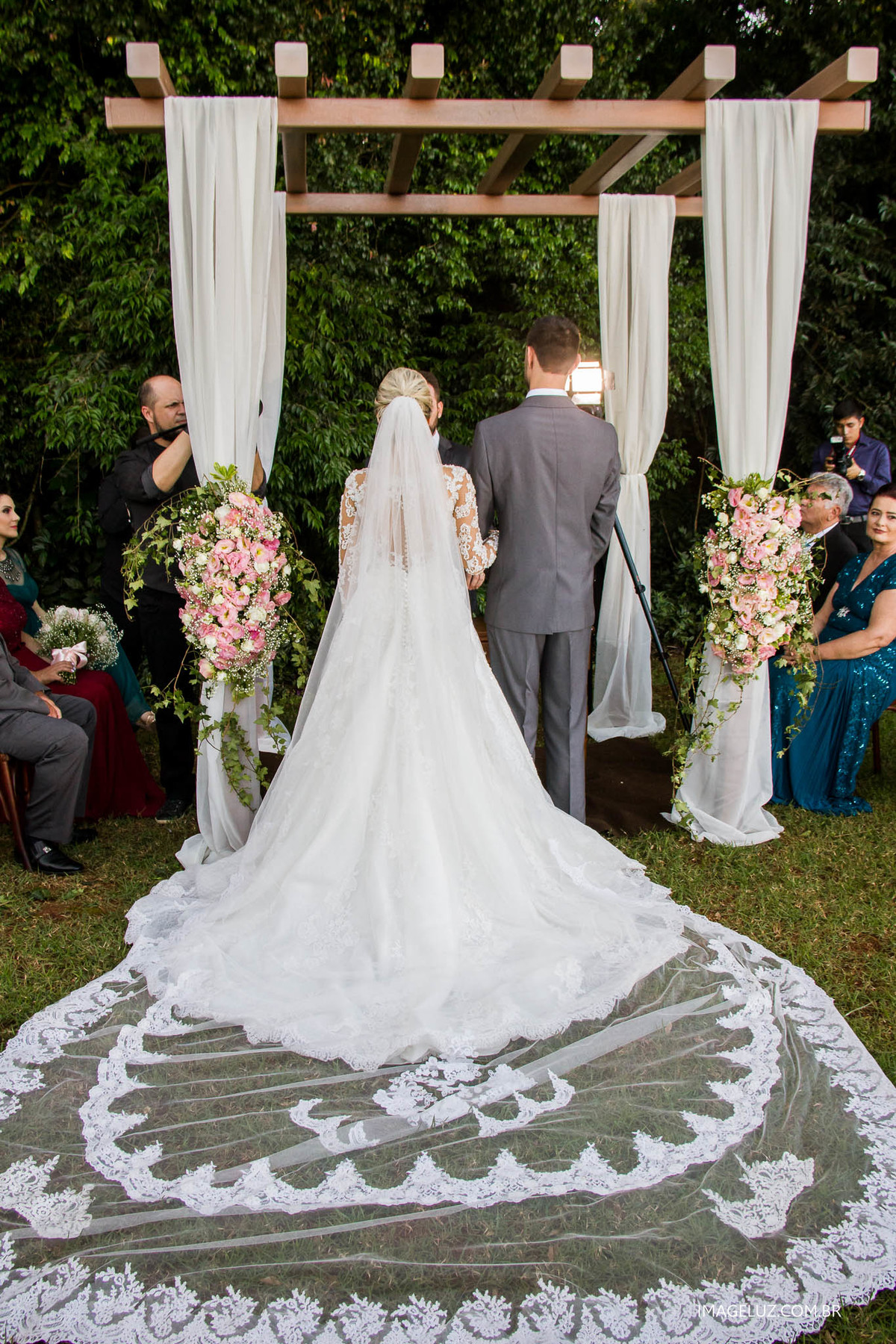 O vel da noiva e todos os detalhes da renda.