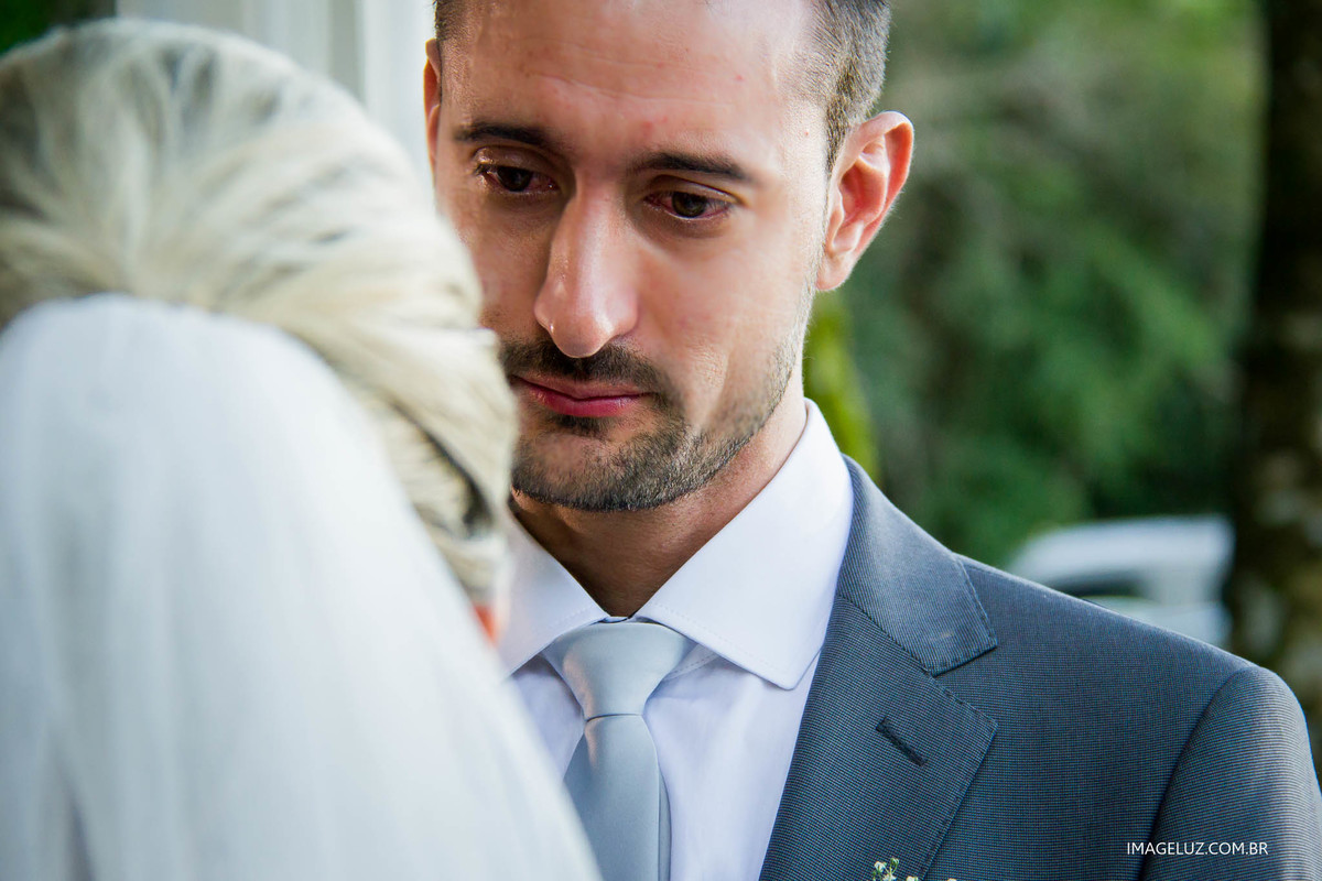 Noivo emocionado no seu casamento.