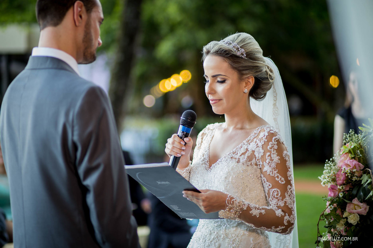 Noiva lendo seus votos no casamento.