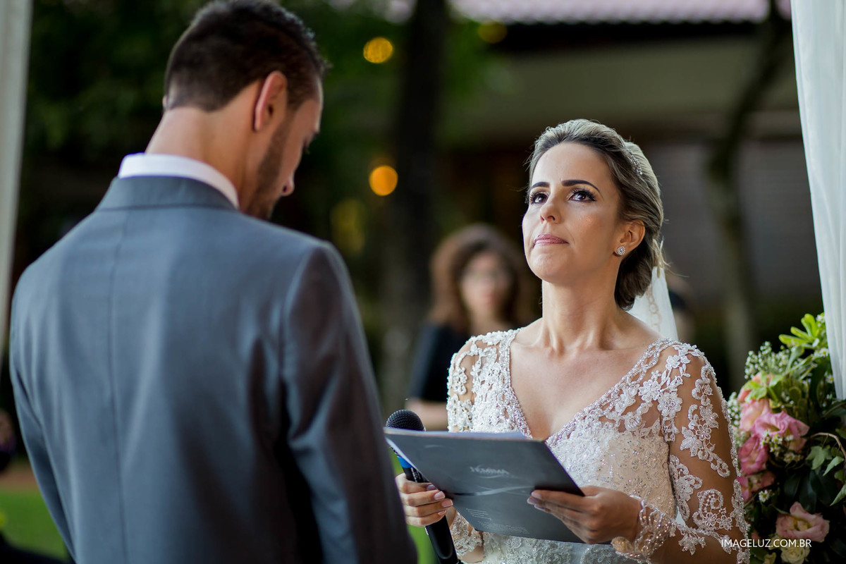 Noiva emocionada, em casamento no campo. 