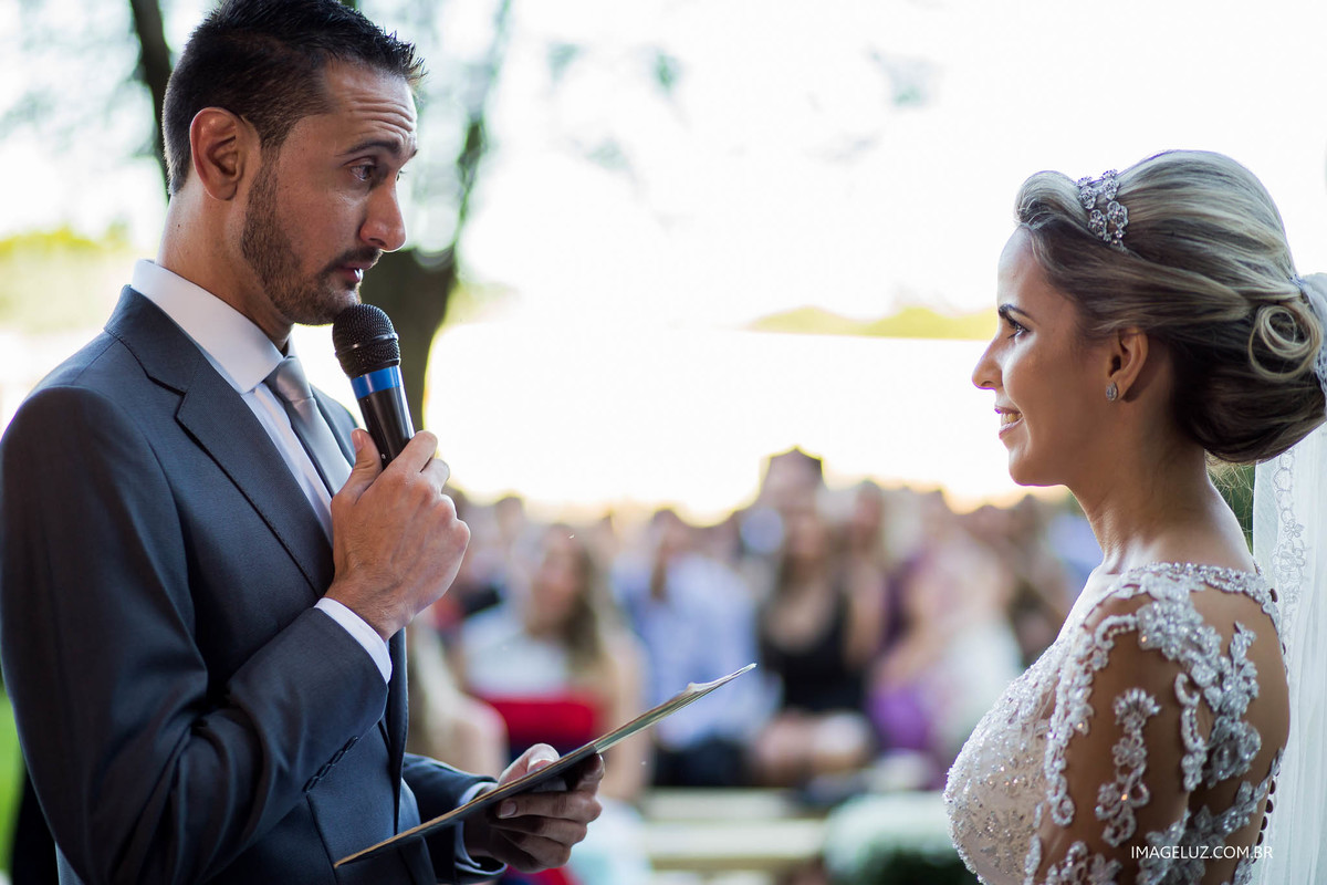 Noivos fazendo os votos no casamento.