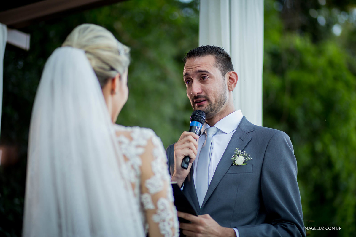 Noivos emocionados em seu casamento.
