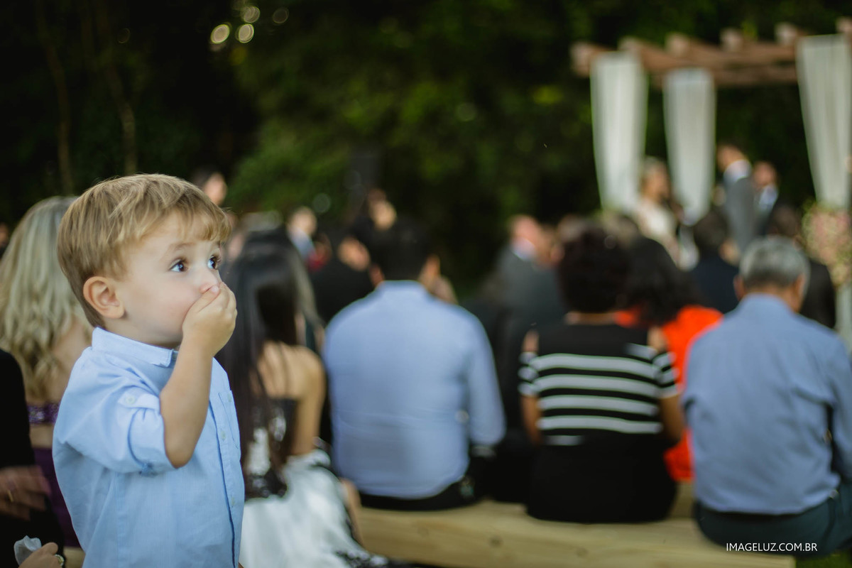 Menino com expressão engracada em casamento.