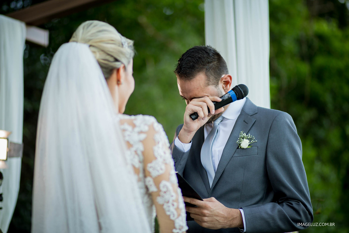 Noivo se emociona ao ler seus votos no casamento.