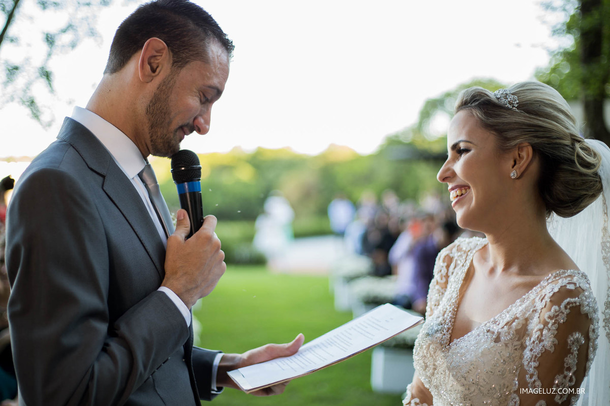 Noivos sorrindo em seu casamento.