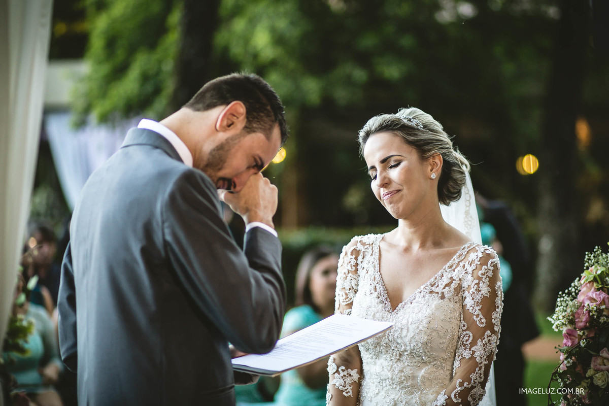 Noivos emocionados em casamento. Imageluz Fotografias, fotografia de casamento em cuiaba.