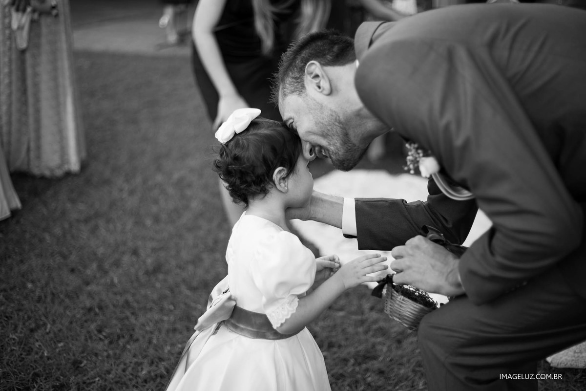 Noivo recebendo as alianças do casamento. Imageluz