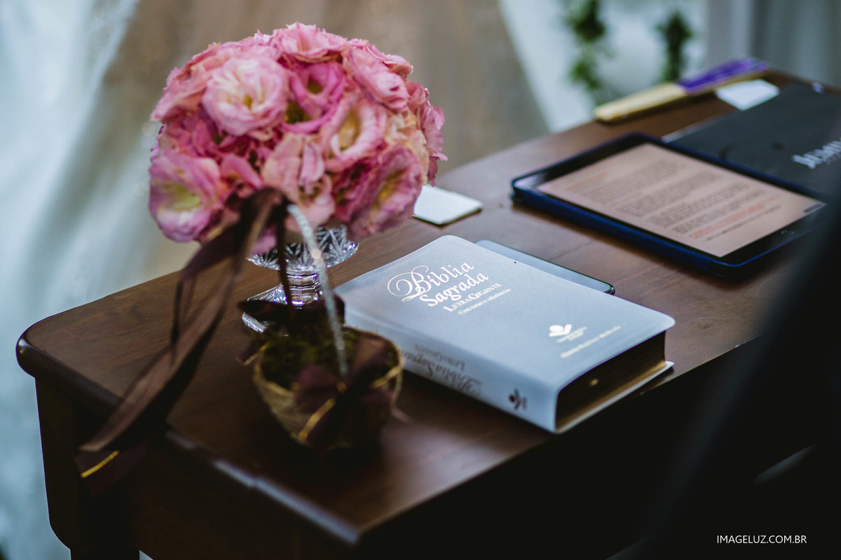 Detalhes do altar do casamento no campo. 