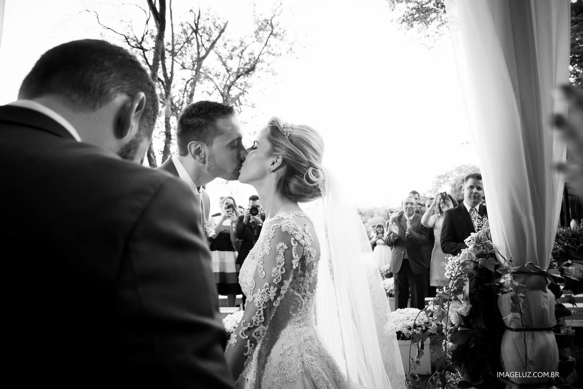 O primeiro beijo de casados. 