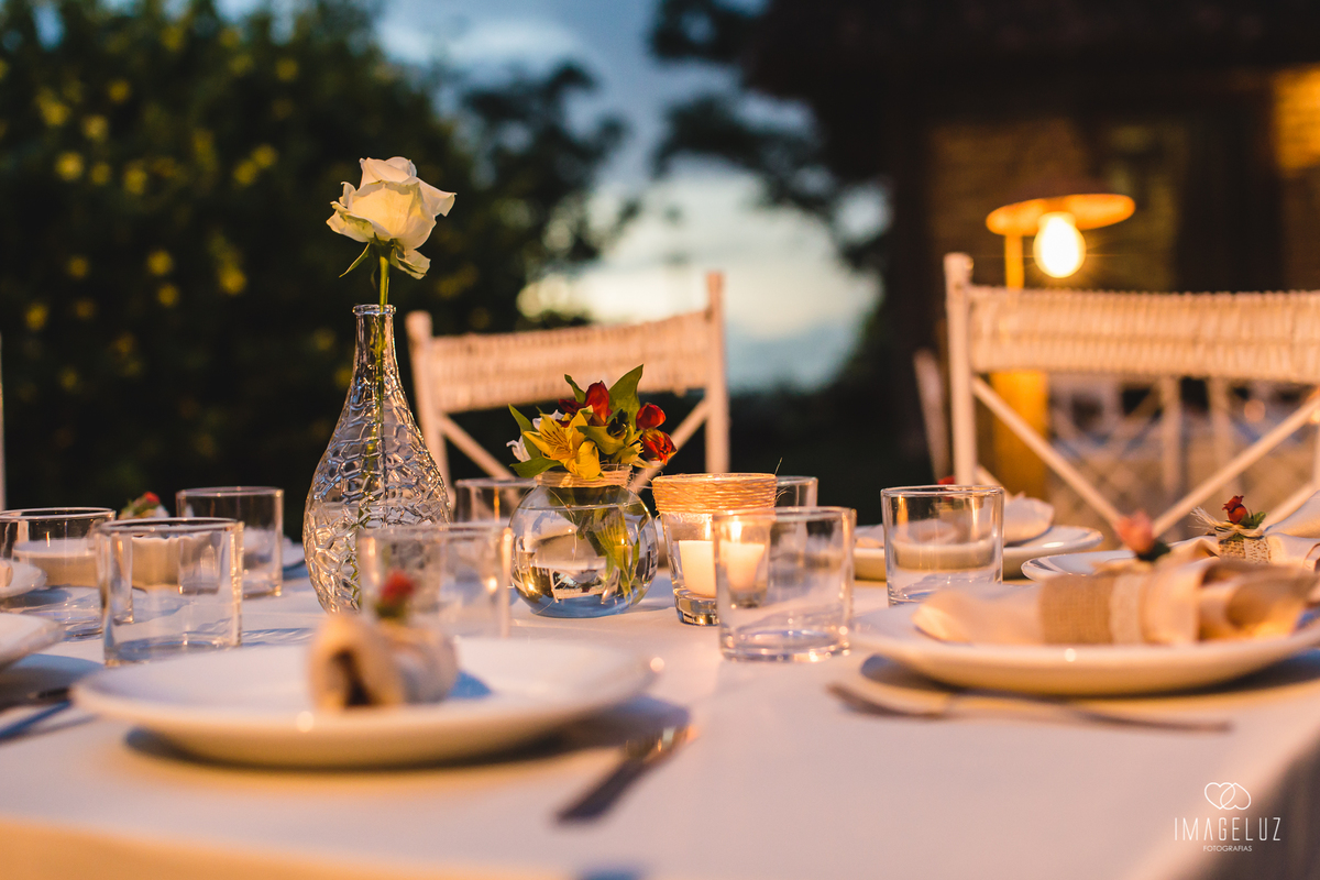 mesa dos convidados ao ar livre em casamento